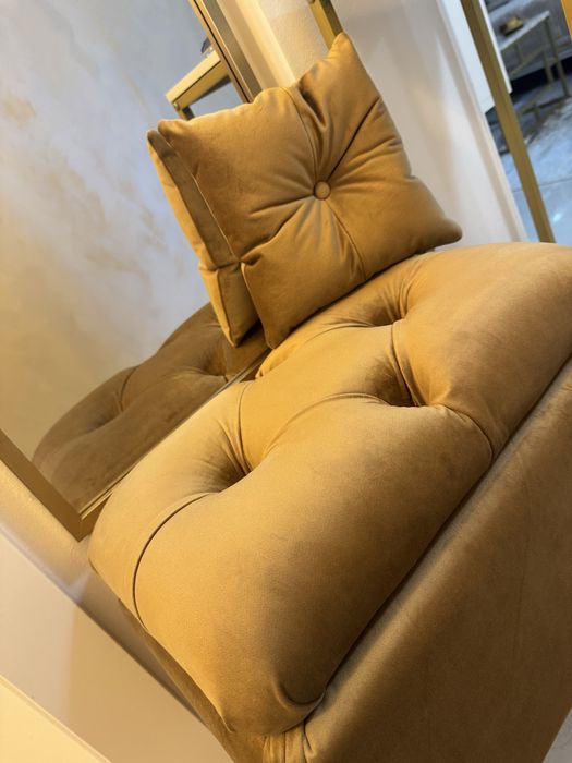 Bancuta tapitata cu lada de depozitare