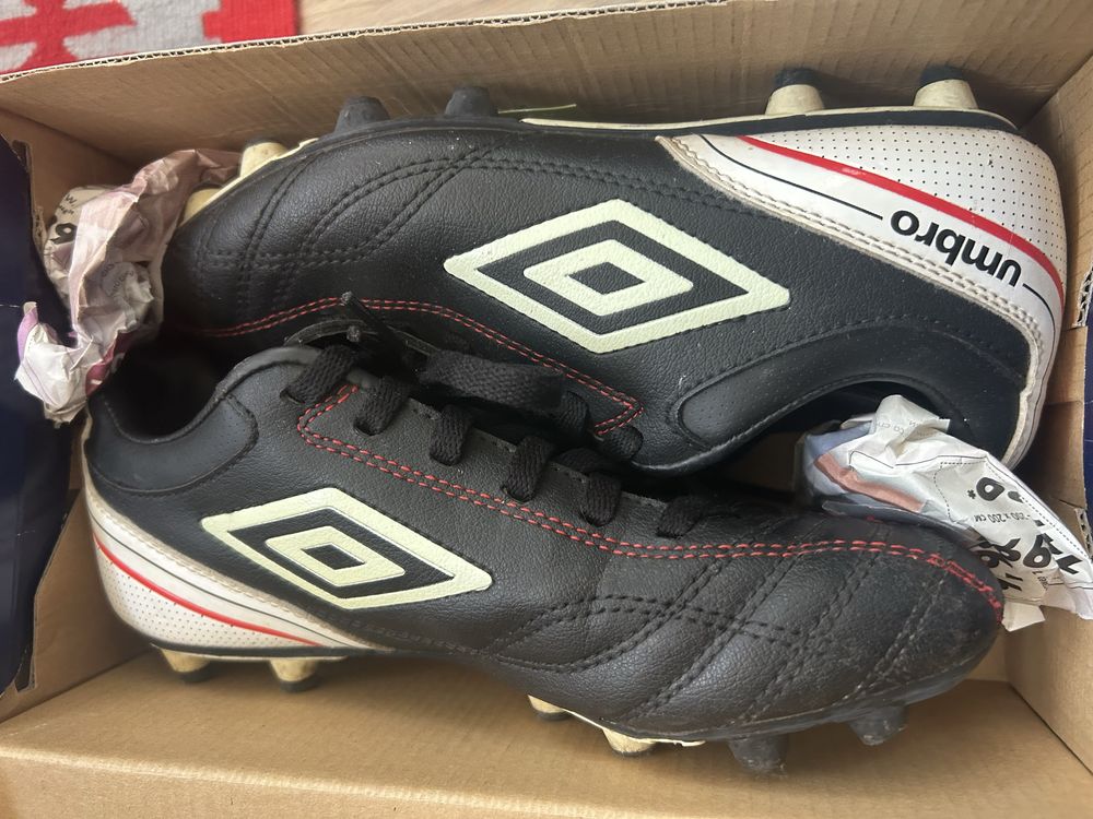 Оригинални бутонки umbro 35.5