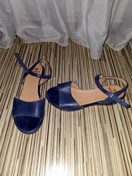 Sandale piele Wonders marime 39.