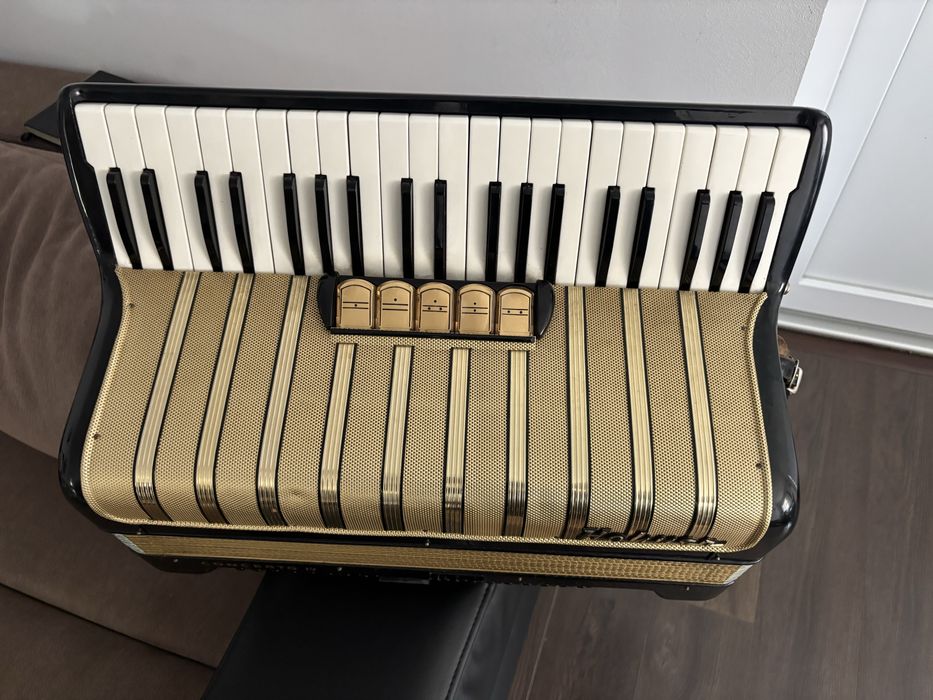 Acordeon Hohner Concerto 4 cu 120 de basi