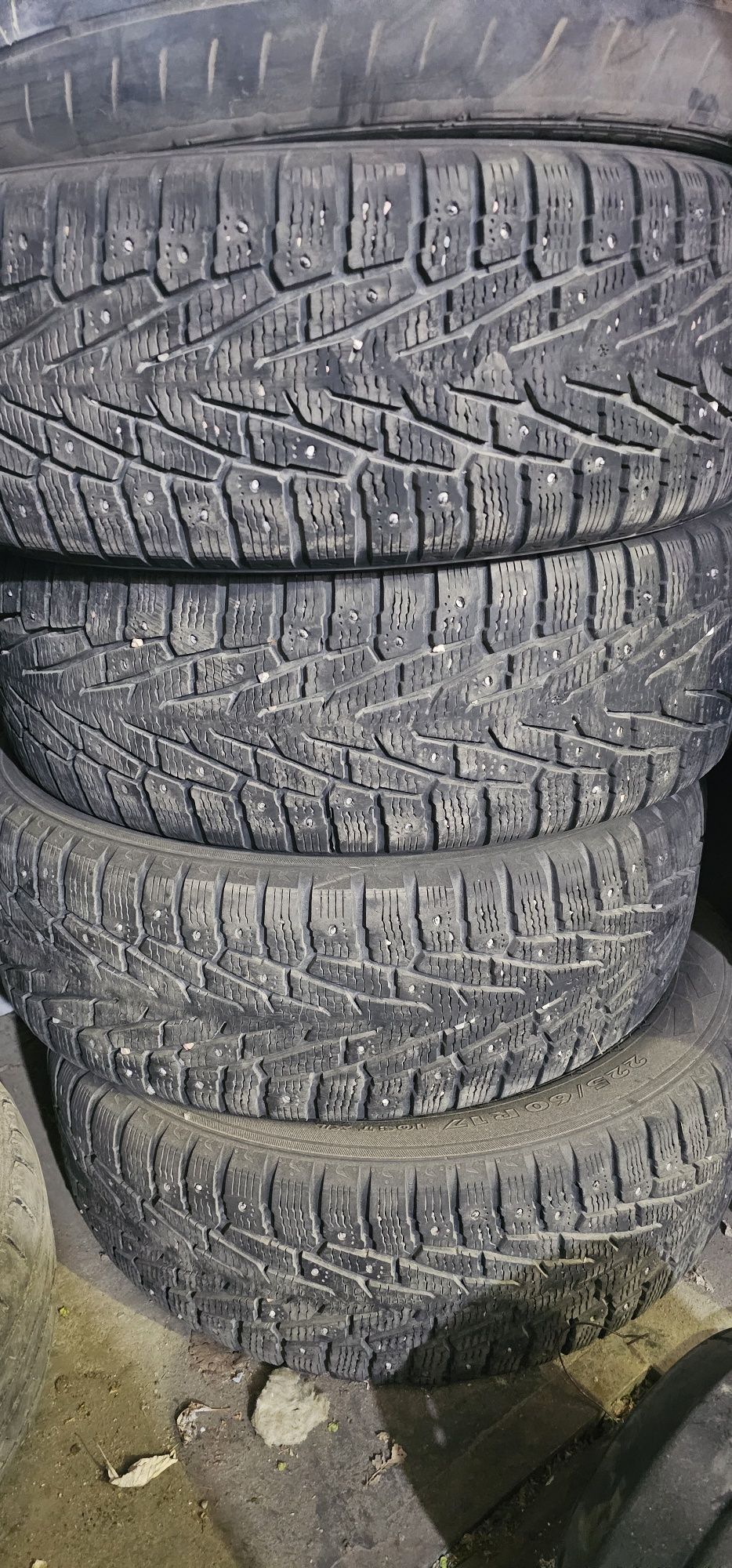Продам комплект зимних шин nokian 225x60x17