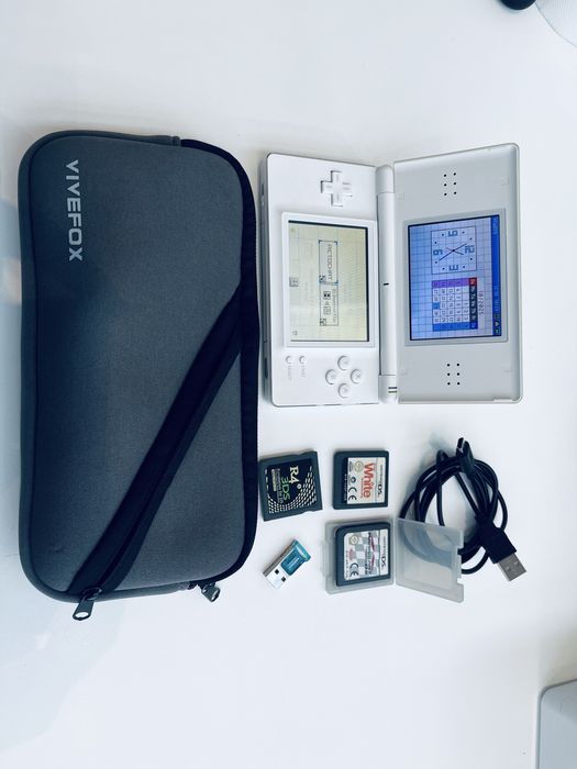 Consola Nintendo DS lite Alb, cu jocuri si accesorii