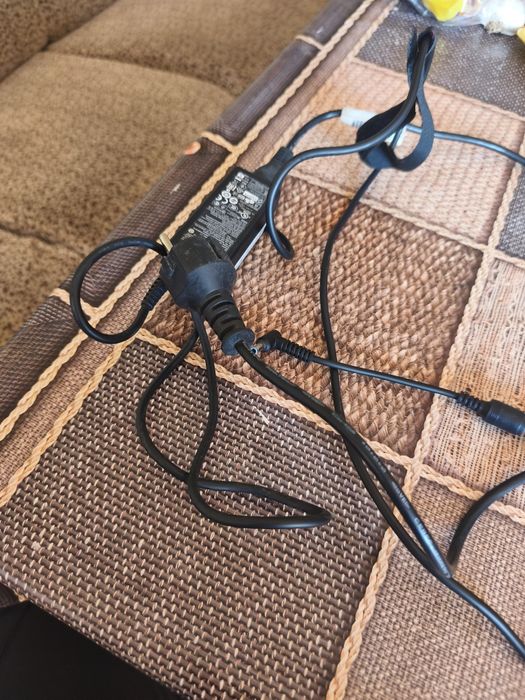 Продават се  два лаптопа hp crome Os +  Към тях Палмър банк 30000