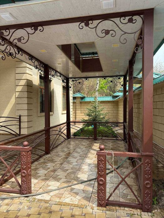 Дом дача у реки с бассейном