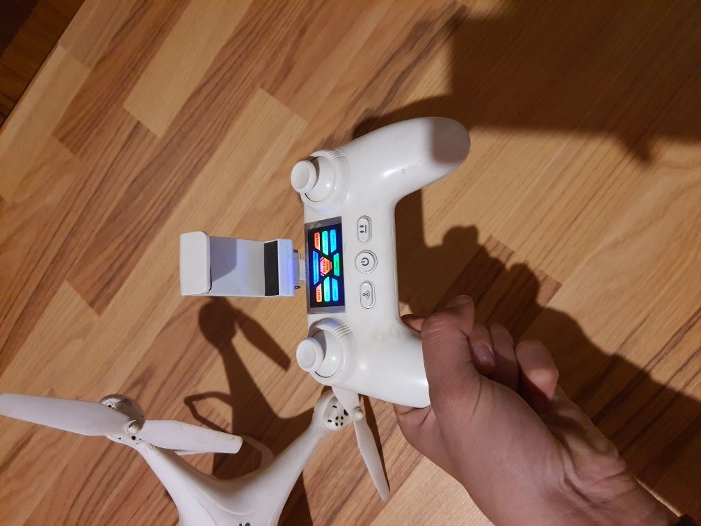 Vând drona SJRC functionabil