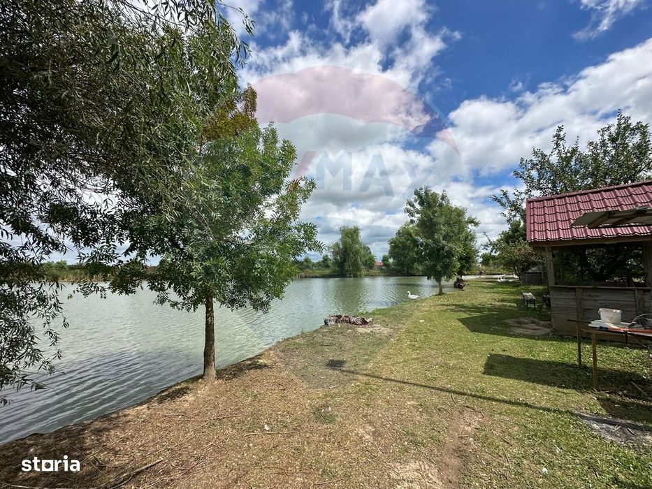 3.7 Ha Teren Intravilan Cu Casa Si  Balta Peste