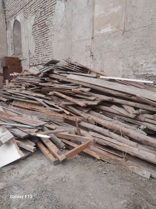 Чорни паталок болорлар 4метрлик пол тахталари сотилади.