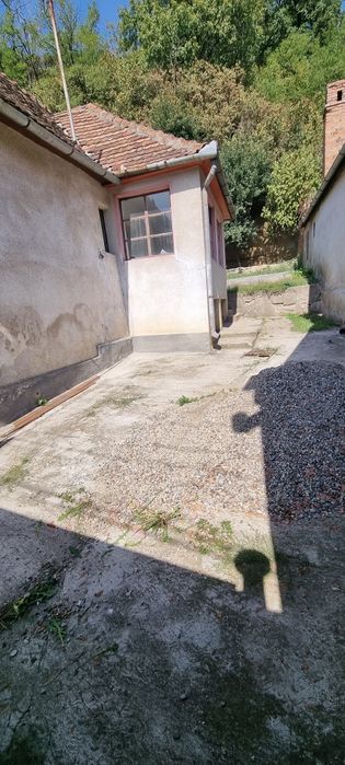 Vand casa singur pe curte utilitati:Gaz,Curent,Canalizare,Apa
