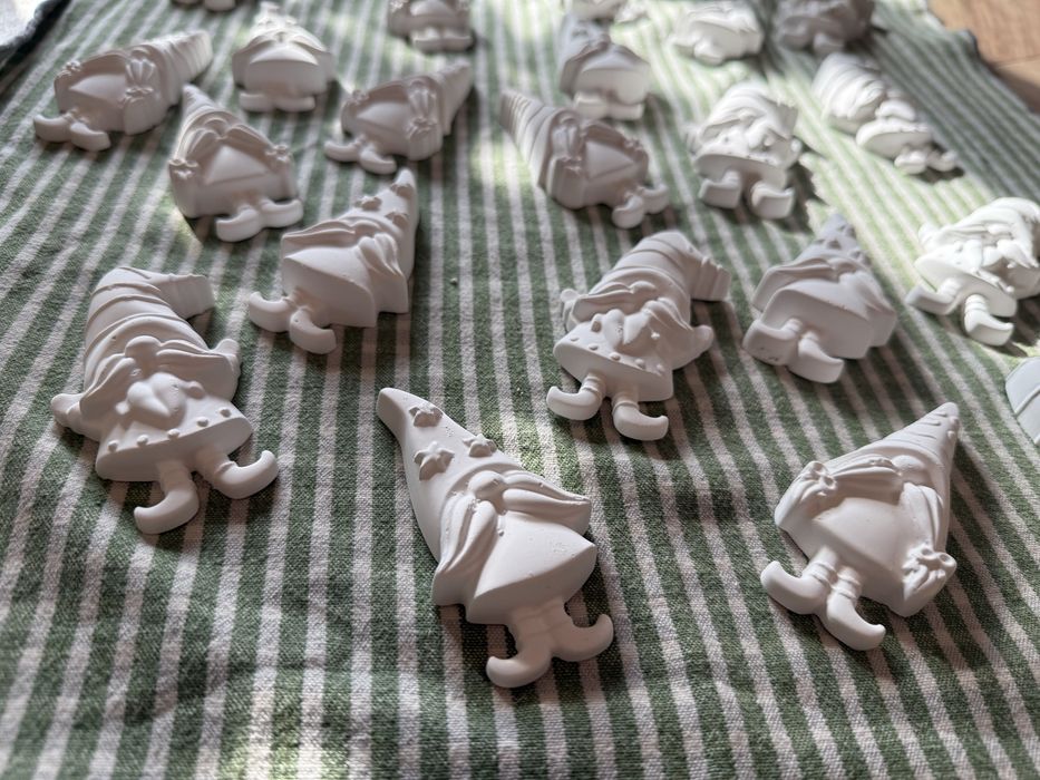 Коледни гипсови фигурки микс джуджета елхички звездички подаръчета