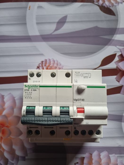 Intrerupatoare automate/siguranțe