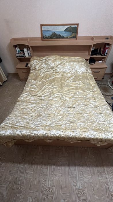 Кровать с матрасом и кроватная тумбочка