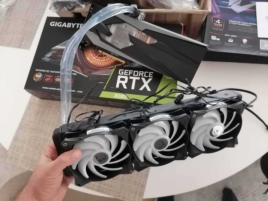 GIGABYTE RTX 3080 GAMING OC WB racita pe apa cu MSI 360R ARGB