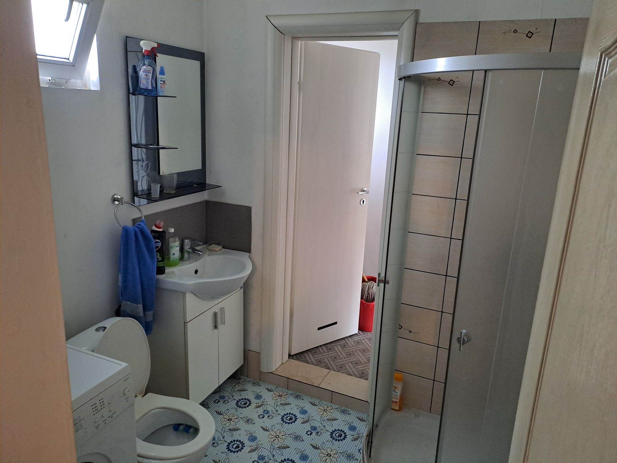 Ofer spre închiriere casa în Cristian