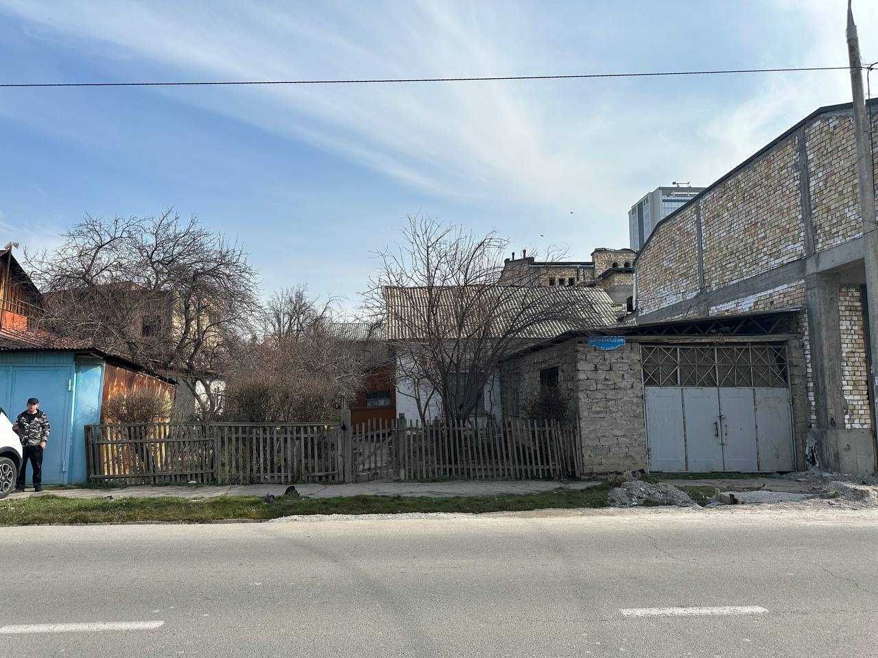 Продаётся дом, улица Морозова, улица Гулбаданбегим, под строительство.