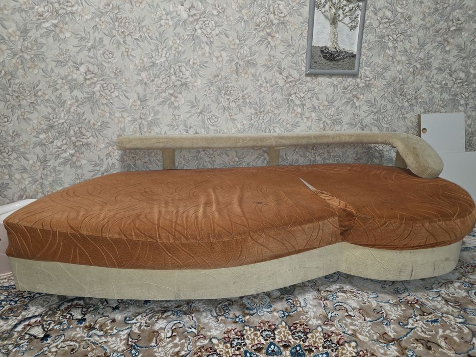 Продам диван на колёсиках.