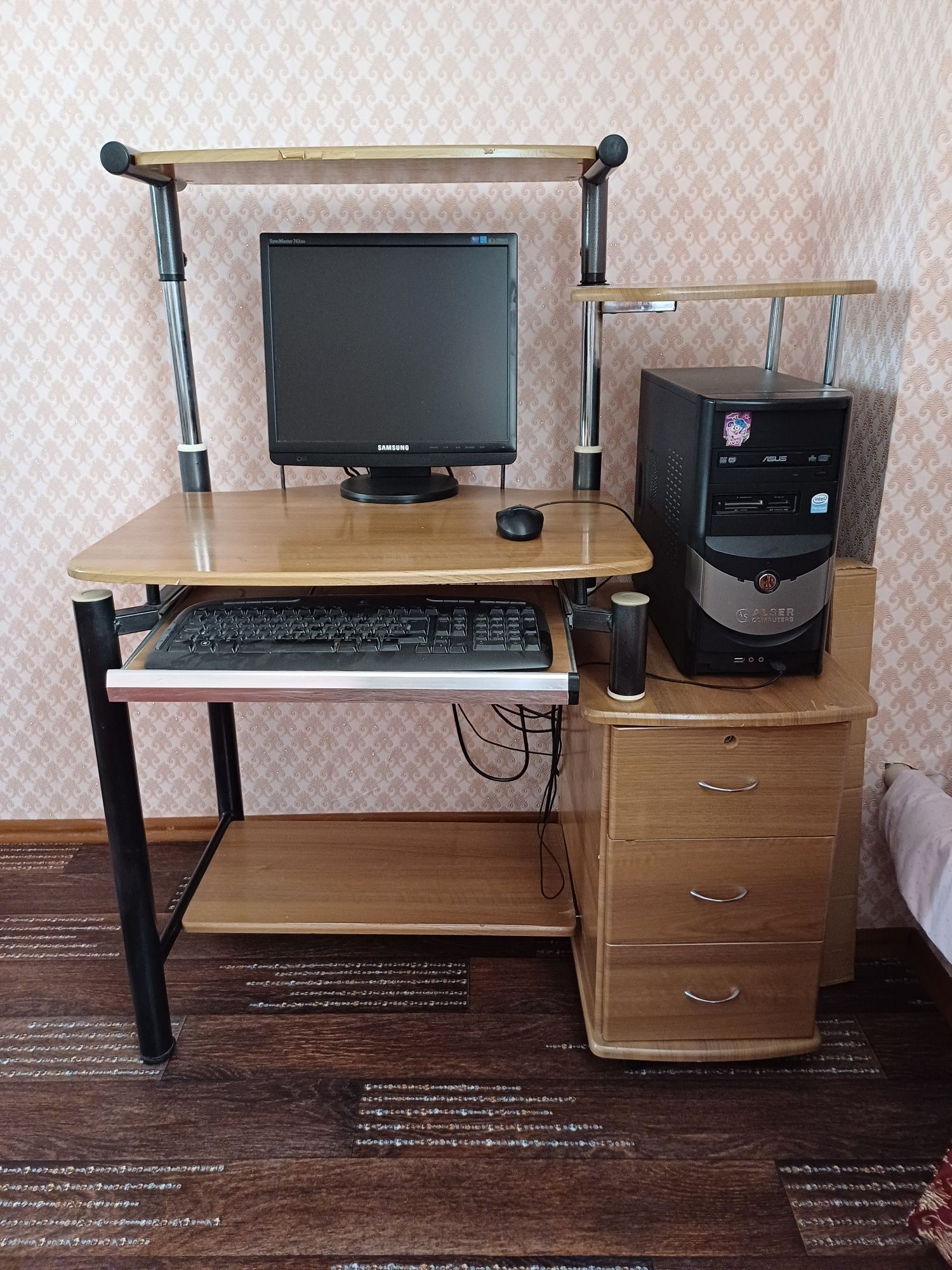 Продаётся компьютер и компьютерный стол вместе