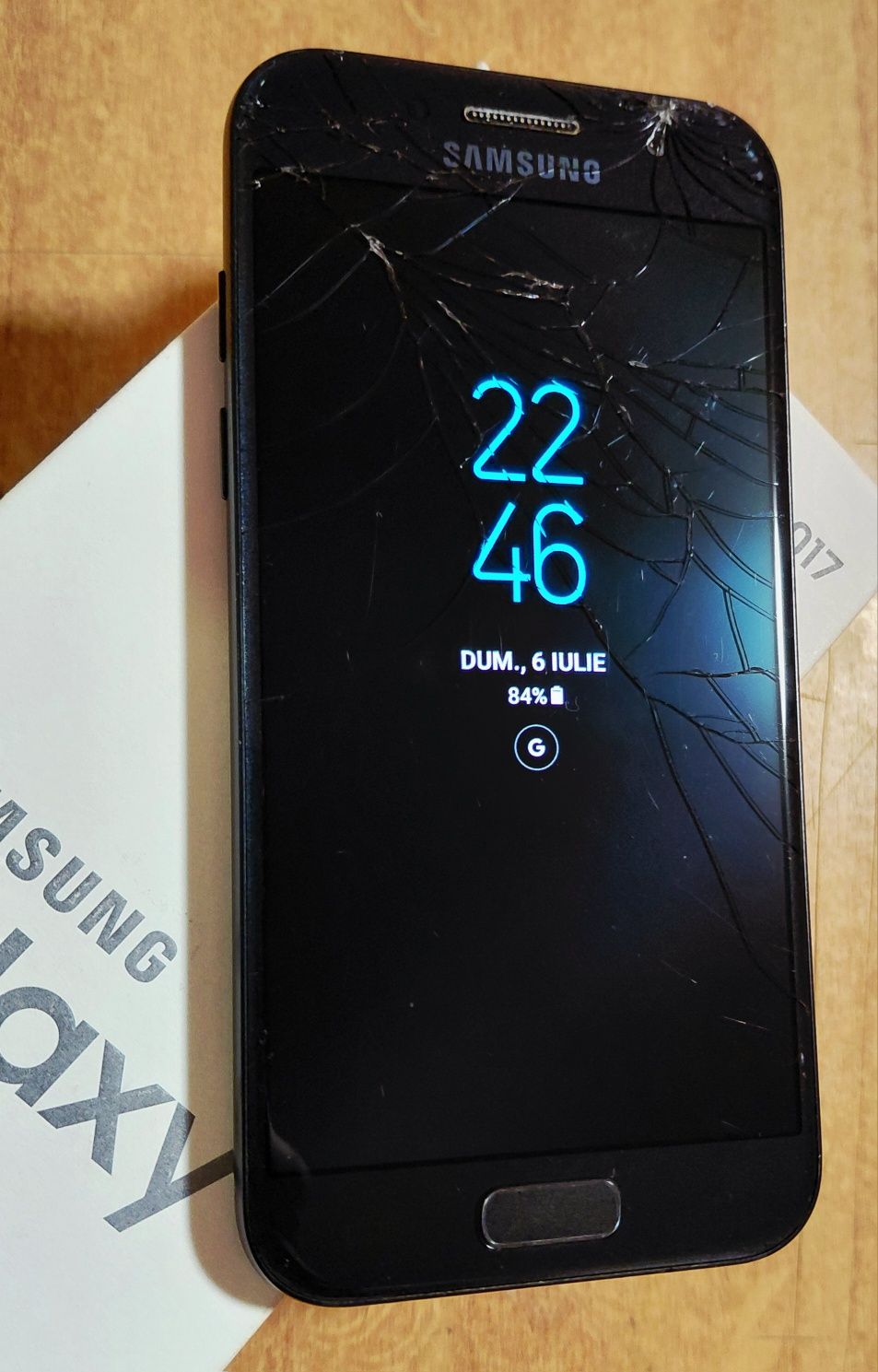 Vand cu husa si cutie, Samsung A3-2017. Sticla fisurata.