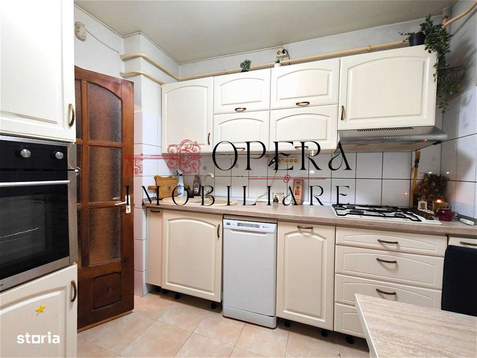 Apartament 4 camere, decomandat, de vanzare, zona Canta