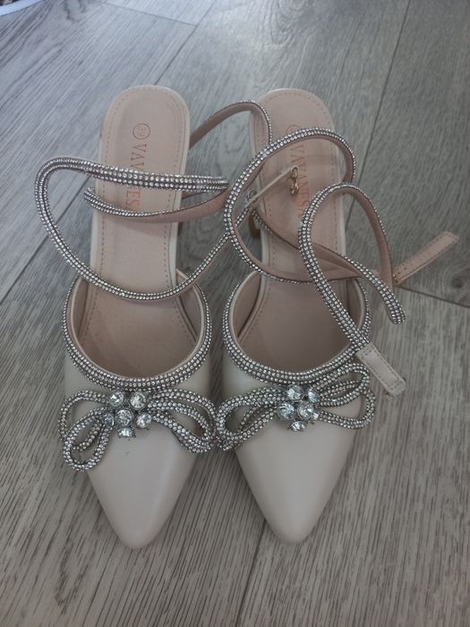 Бежевые босоножки