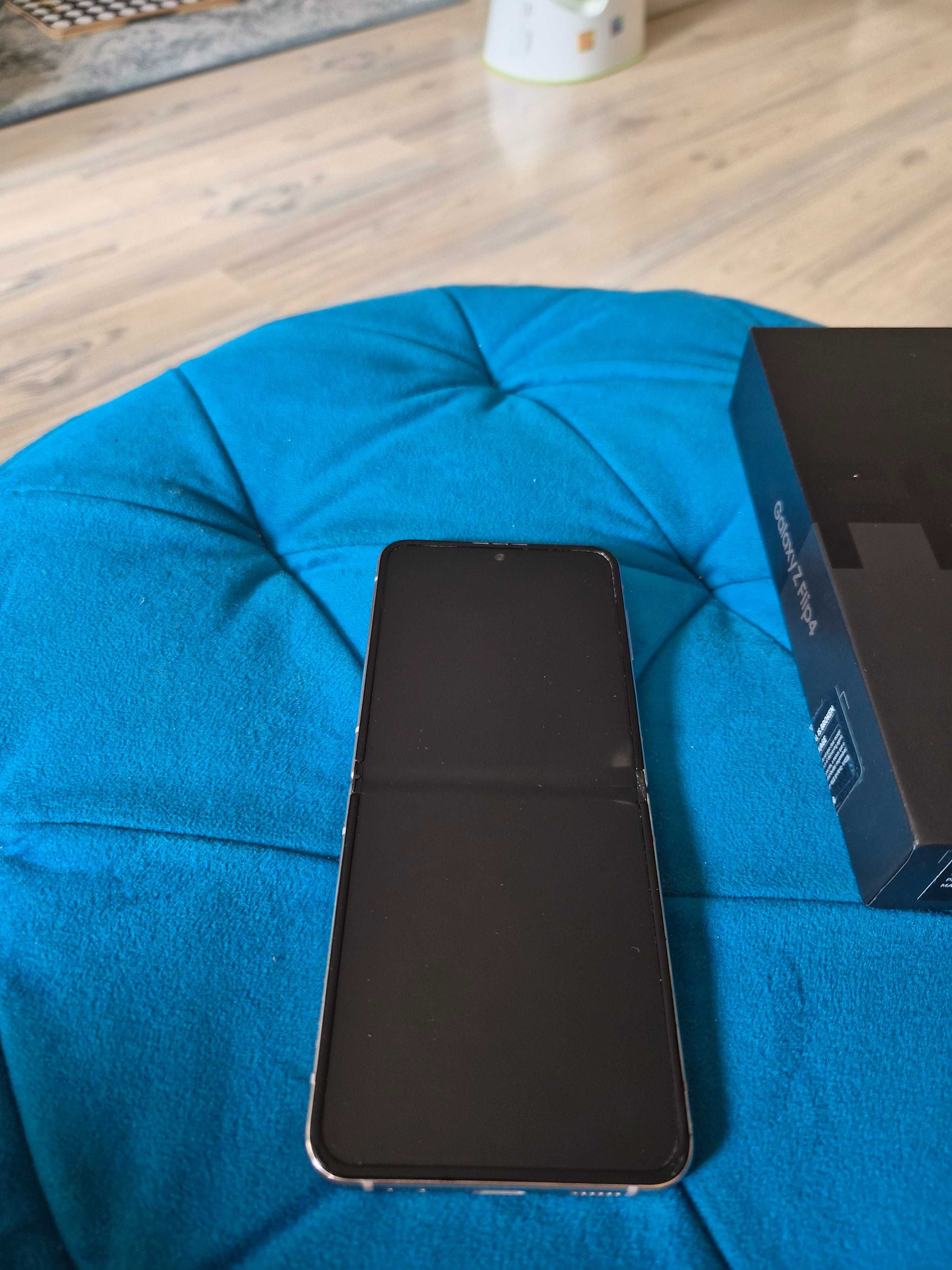 Samsung  Galaxy Z flip4