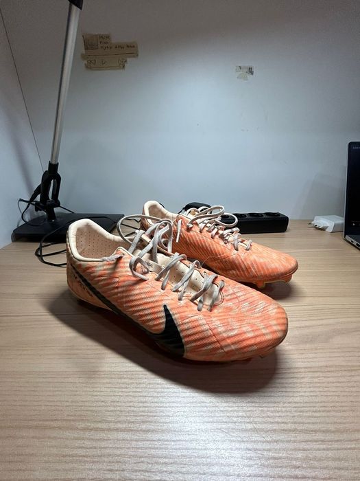 Продам бутсы  академки (39-40)