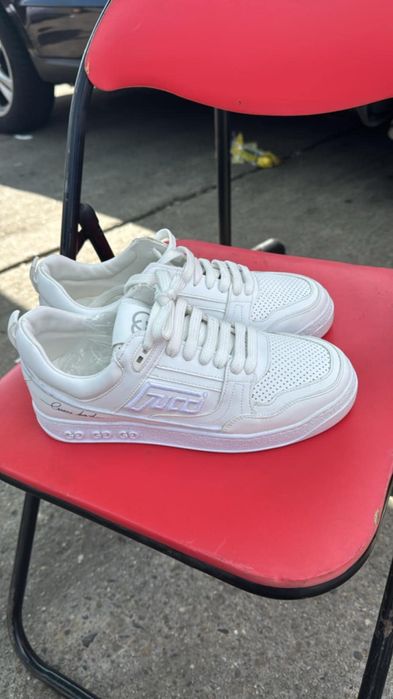 Vând adidași gucci