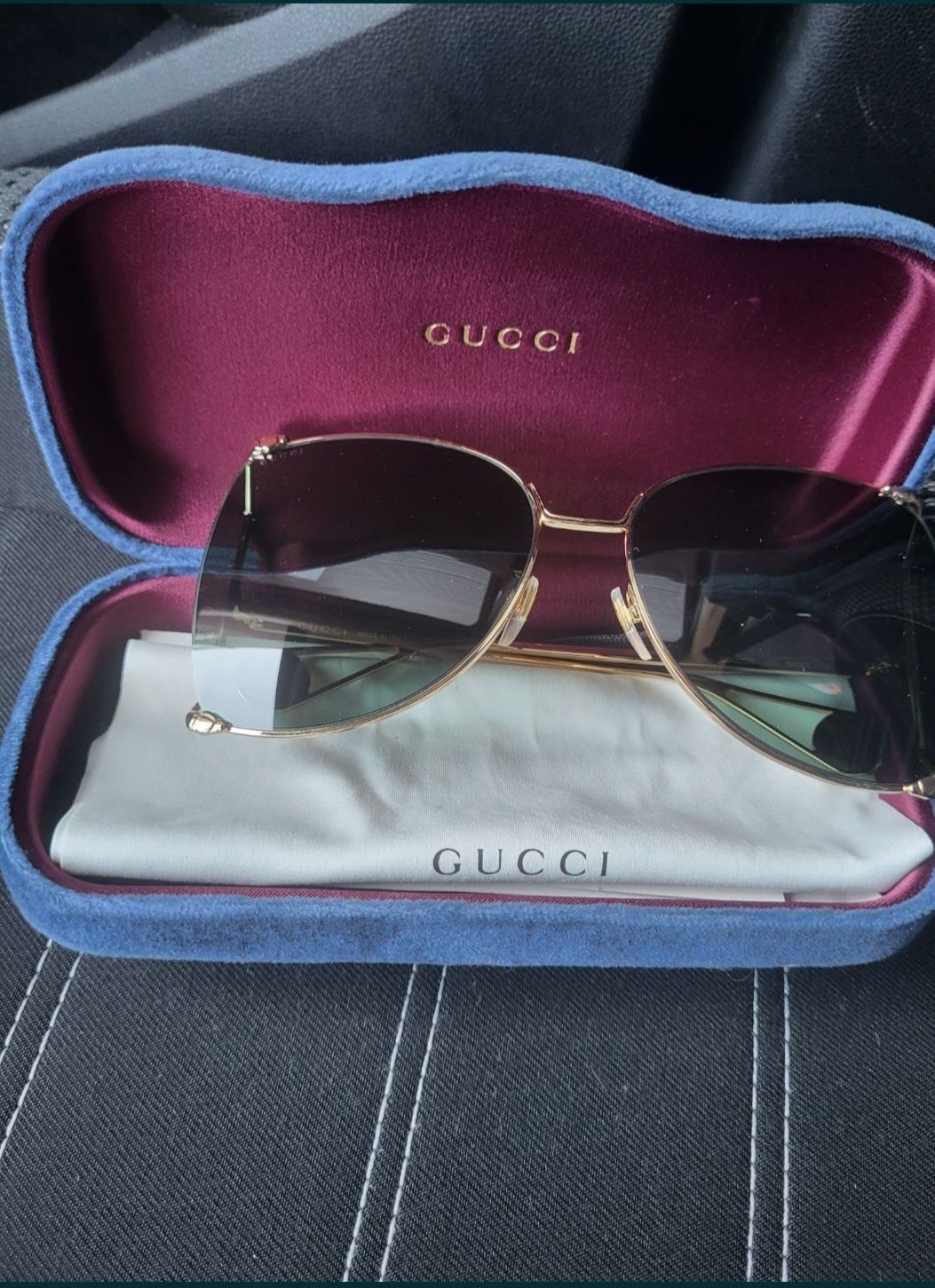 Vand ochelari de soare Gucci pentru femei