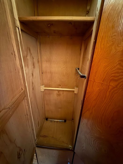 Двукрилен гардероб с надстройка