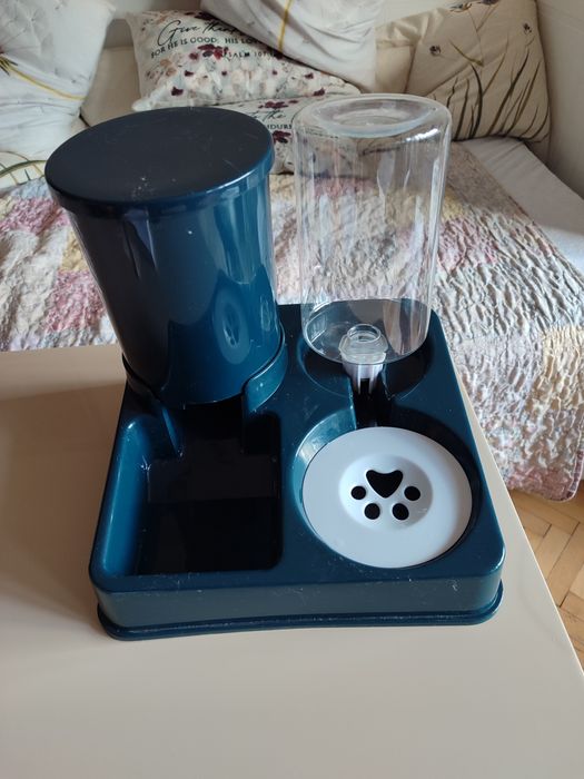 Хранилка и поилка за котки