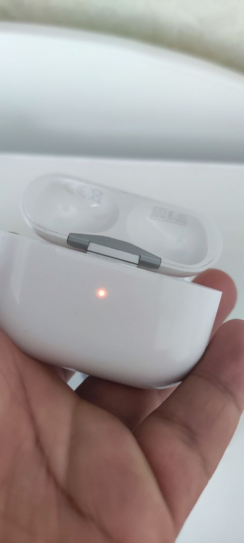 Продам оригинал кейс от airpods pro