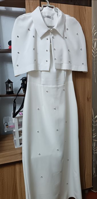 Платье белое с накидкой