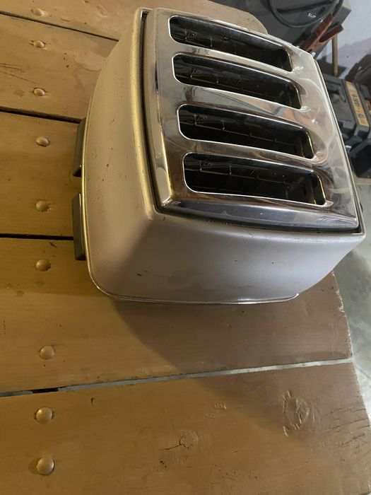 Тостер Delonghi.