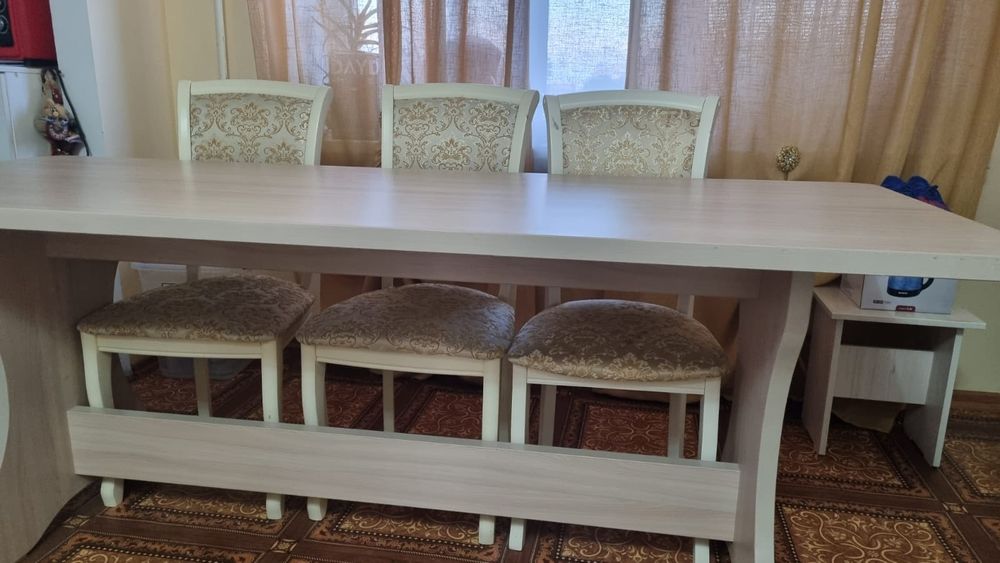 Продаю обеденный стол. Размер 2м×80см. В отличном состоянии.