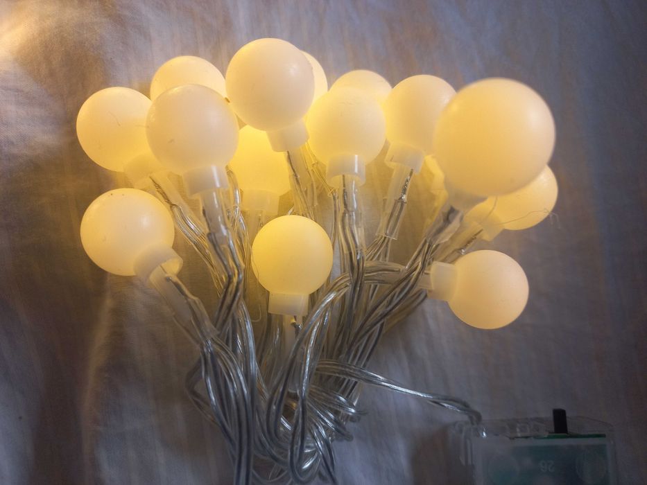 Лампички Хелоуин, коледни свещички, диско топка и др.