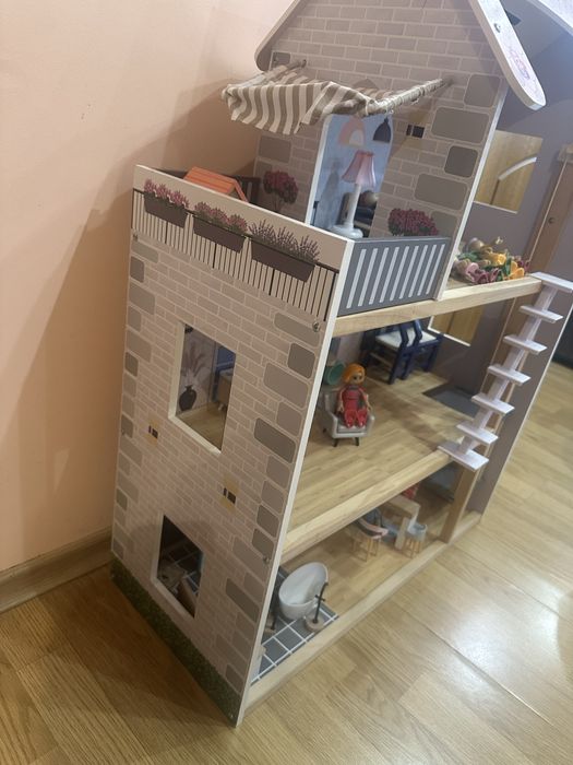 Дървена къща за кукли