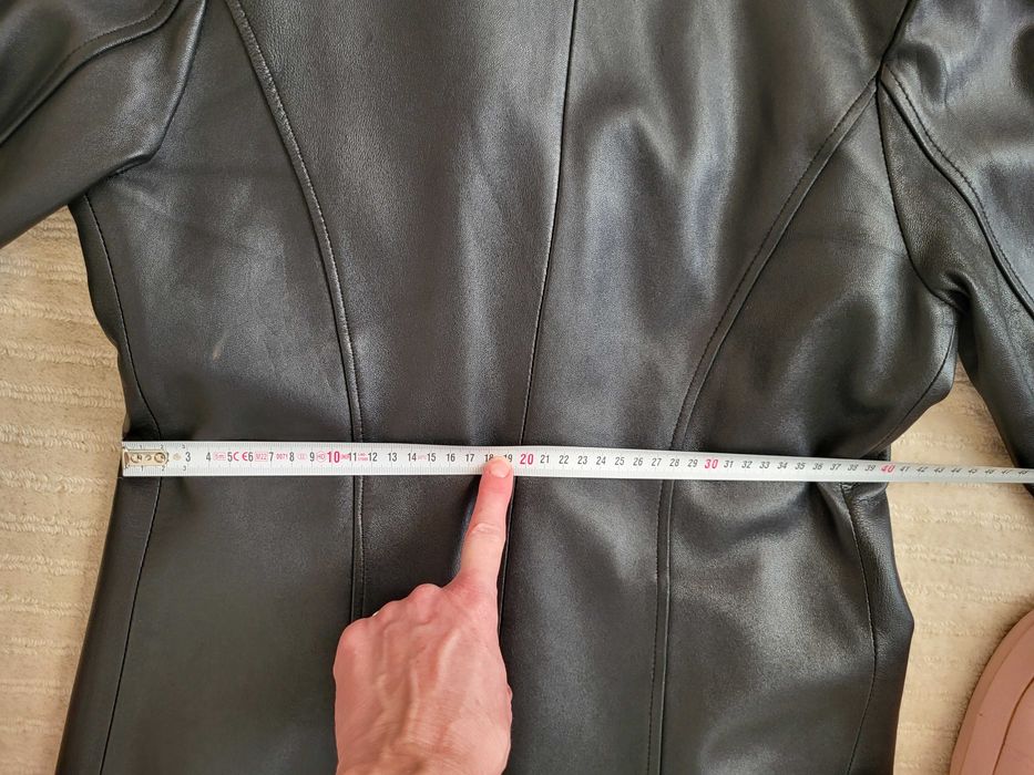 Haina neagra-dama-piele naturala , mar. 40 (cu gaici pentru blana)