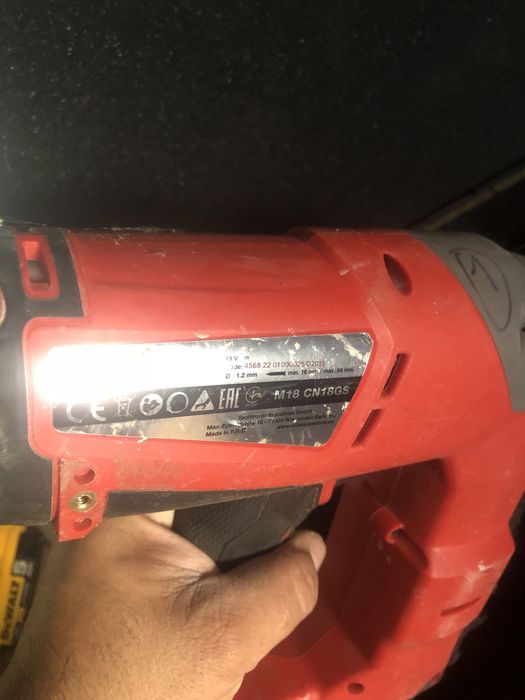 Pistol cuie Milwaukee cu 2 baterii