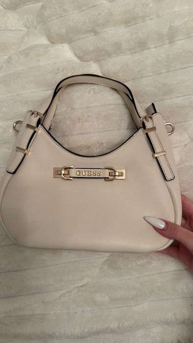 Бежова чанта guess- носена веднъж, без никакви забележки