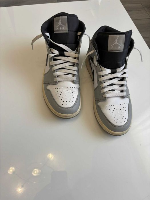 Air Jordan 1 Mid Light Smoke Grey