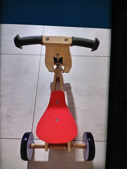 Vând tricicleta lemn