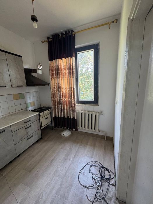 Чиланзар 2.  1 комнатная Срочно панель средний ремонт