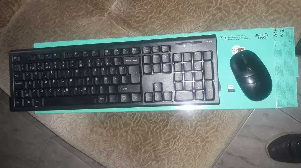 Безжична клавиатура и мишка.