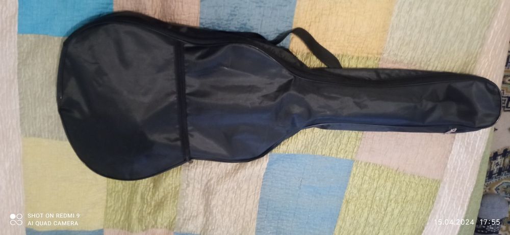 Почти новая гитара все есть в комплекте на фото