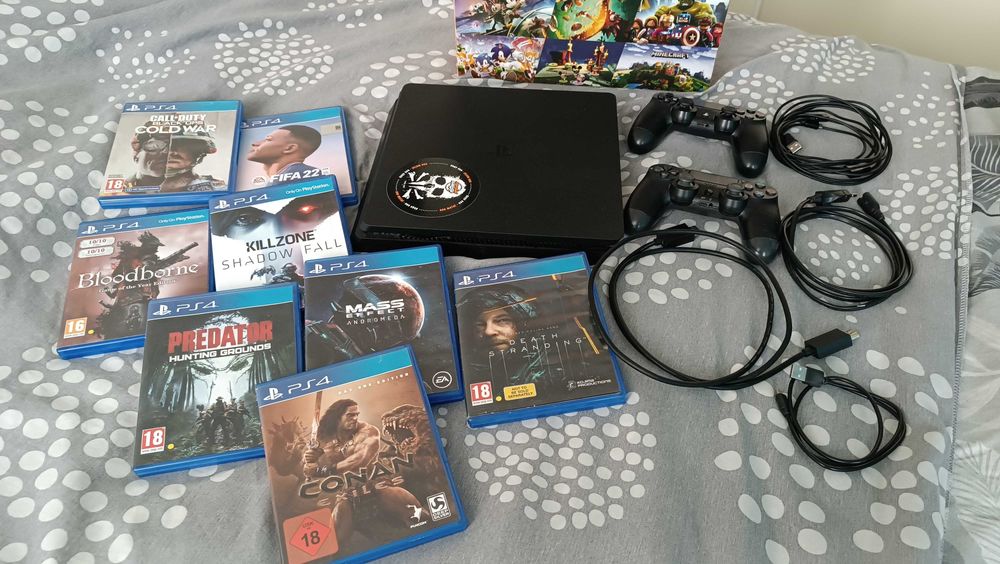 Playstation 4 с два джойстика и осем игри