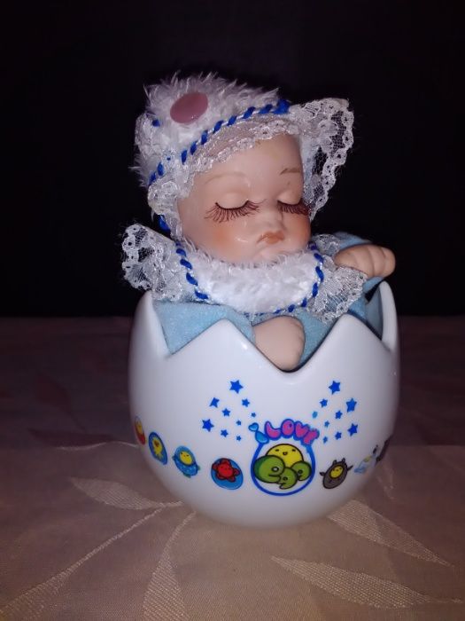 Музикална порцеланова кукла