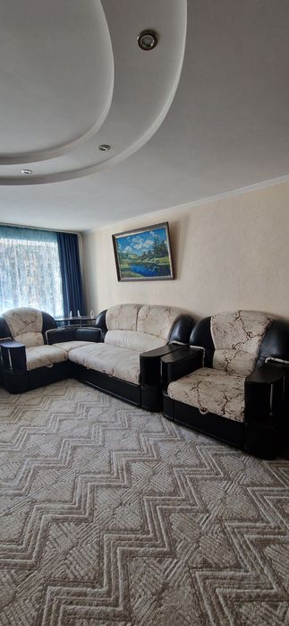Продам угловой диван с креслом