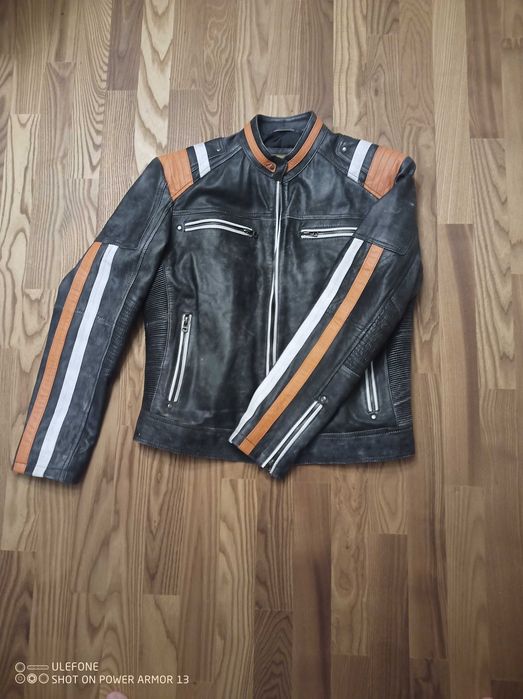 Продавам кожено яке.