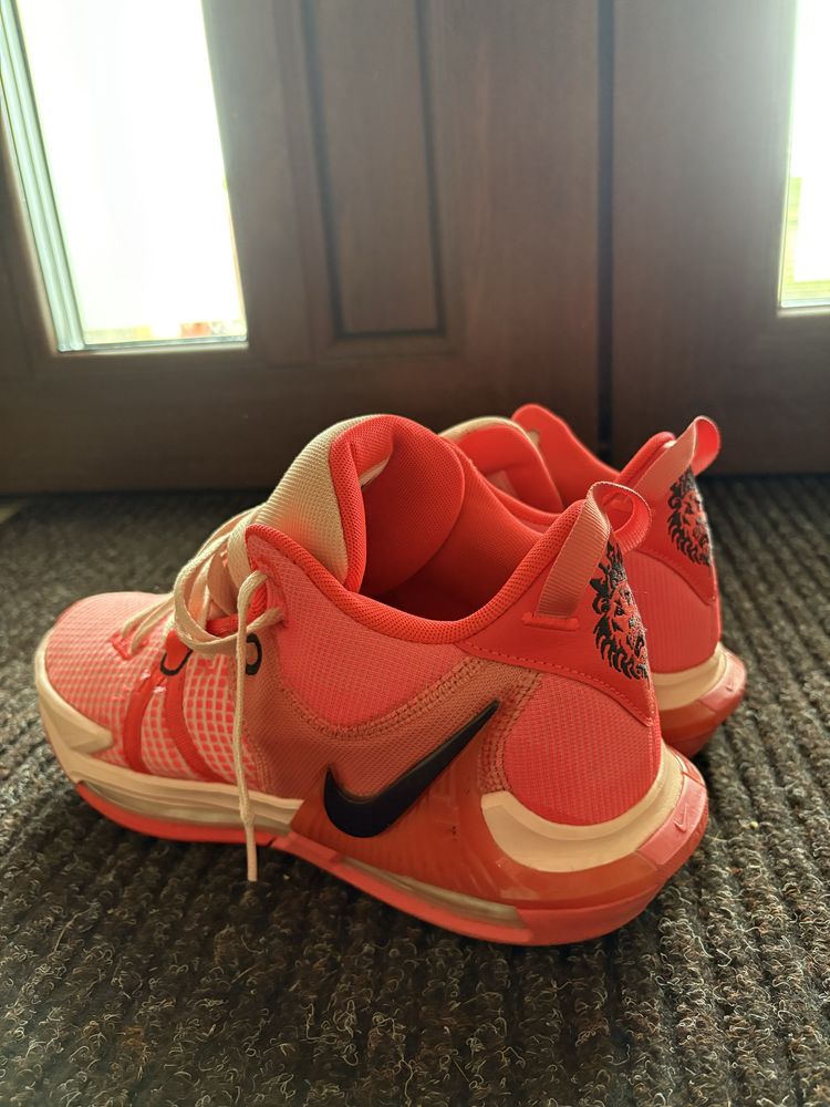 Vand papuci de baschet NIKE