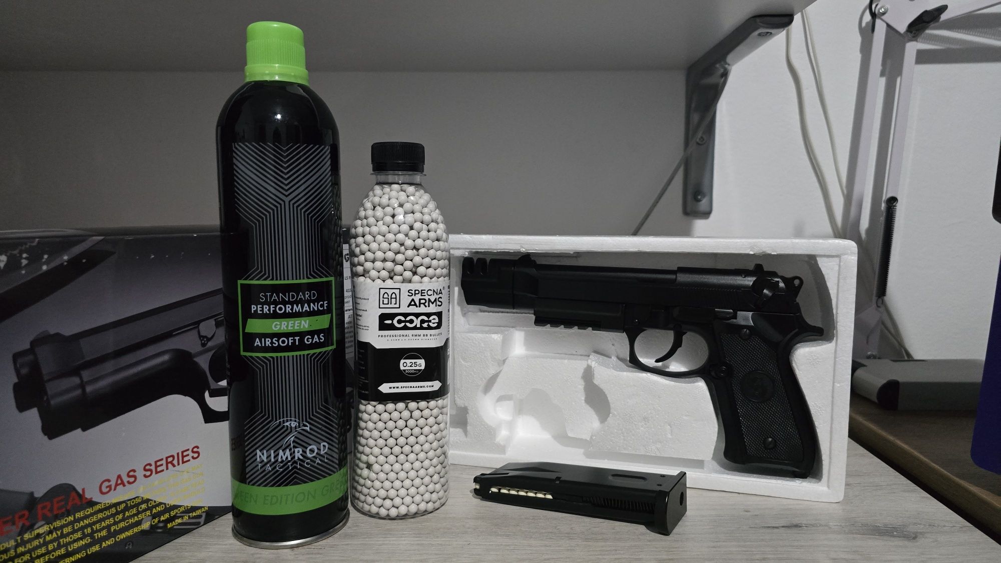 AIRSOFT Pistol cu bile cu GAZ Replica Ultra Realista