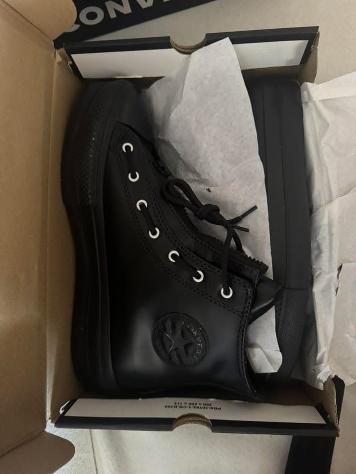 Черни кожени кецове Converse